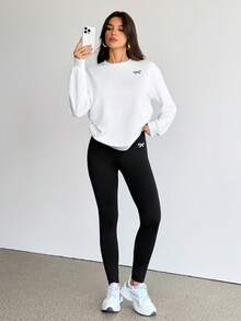 SHEIN Tall 两件套休闲宽松圆领卫衣和紧身打底裤，蝴蝶结Logo，街头风，复古风，返校季，秋季女式休闲套装，秋冬装，校园服，乡村风，嘻哈风，街头风，运动，健身，健身房 - 黑與白 - 查看 5