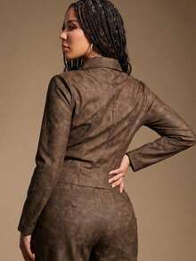 Radiana 女士性感复古街头风棕色做旧长袖PU皮上衣，镂空金属孔眼系带露腰短款上衣，弹力PU材质贴合身形，凸显身材，适合日常外出、聚会、派对、夜店、夜间活动、庆典、音乐节、假期、秋冬季等场合。 - 棕色 - 查看 5