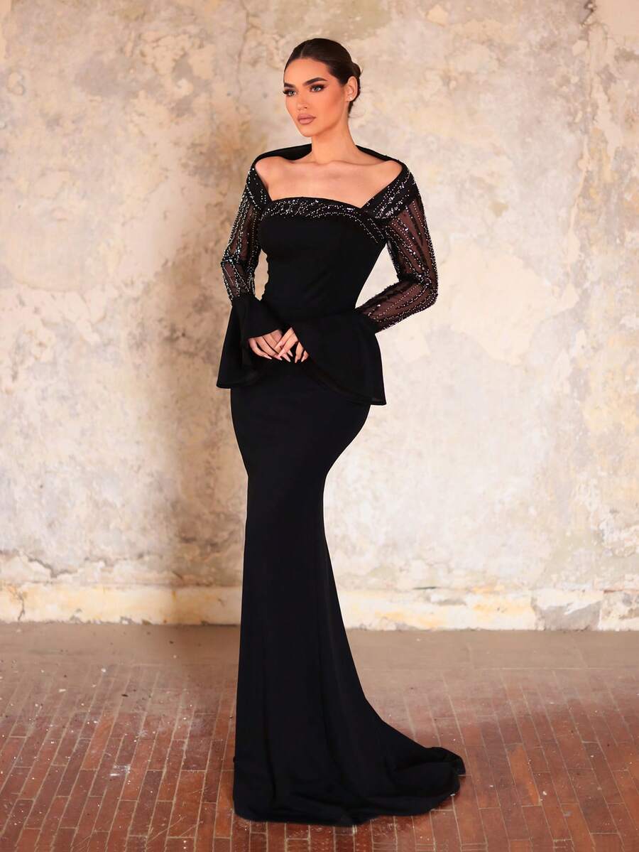 Aureia Elegante y lujoso vestido de noche maxi con hombros caídos, mangas acampanadas, cuello asimétrico y bajo de cola de pez, con bordado de cuentas negras y parches de punto - Negro - Ver 1