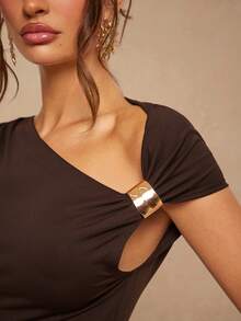 Silquee 春夏纯色不对称领口金属装饰设计优雅高端女士长裙，性感修身中长连衣裙，秋季时尚约会装扮 - 咖啡 - 查看 8