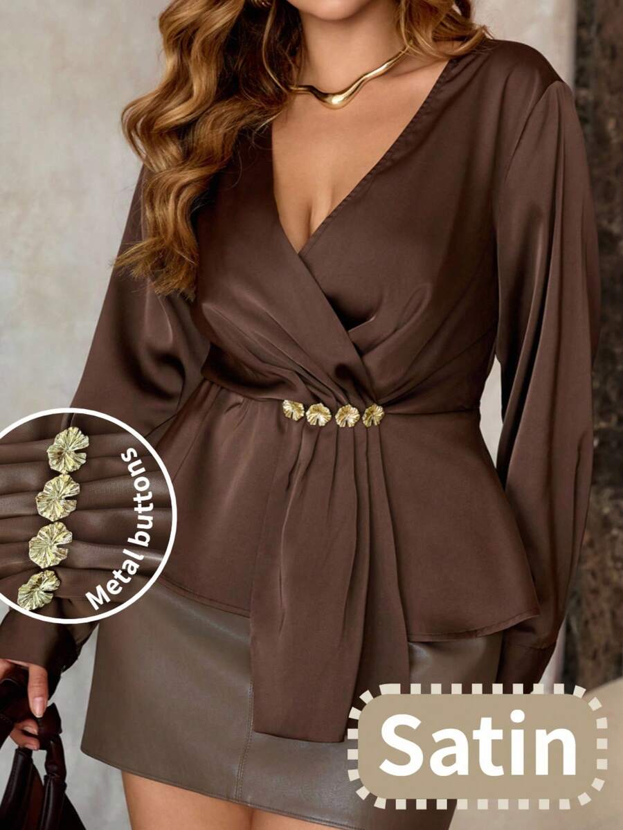 Flirla 大码女式缎面亮面V领收腰褶皱长裙，饰有大号金属扣，搭配缎带A字长袖巧克力棕色绉纱上衣，优雅复古法式街头风简约澳式休闲冬季时尚，适合万圣节、圣诞节、感恩节、下午茶会、半正式场合以及秋冬季穿着。 - 棕色 - 查看 1