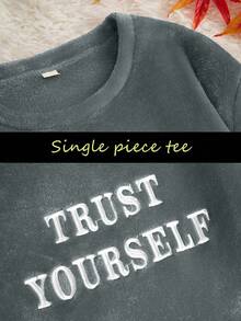 字母刺绣落肩休闲上衣，舒适优雅的细节设计，适合秋冬季节，蓬松柔软。