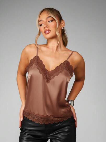 MISSGUIDED Blusa sin mangas con cuello en V, tirantes ajustables y ribete de encaje en satén para el verano y la noche