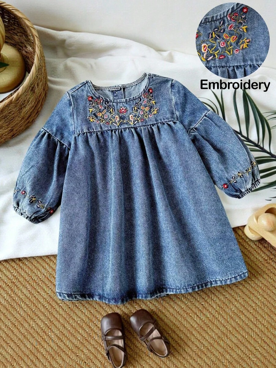 SHEIN LMoss Kids 女婴蓝色牛仔泡泡袖连衣裙，饰有花卉刺绣图案 - 中等水洗藍 - 查看 1