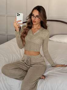 HautHeat Set pijama pentru femei, culoare solidă, cu decolteu în V, mânecă lungă, top scurt și pantaloni - Kaki - Vizualizare 4