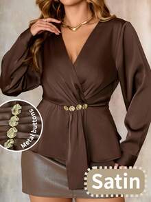 Flirla 大码女式缎面亮面V领收腰褶皱长裙，饰有大号金属扣，搭配缎带A字长袖巧克力棕色绉纱上衣，优雅复古法式街头风简约澳式休闲冬季时尚，适合万圣节、圣诞节、感恩节、下午茶会、半正式场合以及秋冬季穿着。 - 棕色 - 查看 4