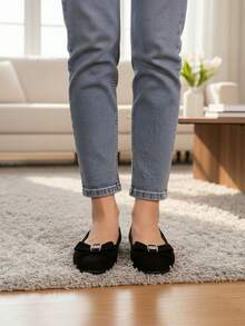 Elegantes flats de moda para mujer, diseñados para brindar elegancia, comodidad y un toque femenino a tus outfits diarios. Su diseño clásico está realzado por un delicado moño en la parte frontal, adornado con un detalle brillante que añade distinción y estilo. Fabricados en material suave, estos flats ofrecen un ajuste cómodo y ligero, ideales para llevar durante todo el día, ya sea en la oficina, una ocasión especial o para complementar un look casual con jeans o vestido. - Negro - Ver 4