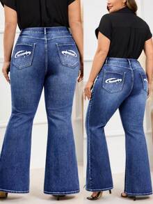 EMERY ROSE Jeans de pierna acampanada con bolsillo bordado para mujer de talla grande - Azul lavado oscuro - Ver 8