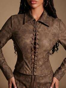 Radiana 女士性感复古街头风棕色做旧长袖PU皮上衣，镂空金属孔眼系带露腰短款上衣，弹力PU材质贴合身形，凸显身材，适合日常外出、聚会、派对、夜店、夜间活动、庆典、音乐节、假期、秋冬季等场合。 - 棕色 - 查看 3