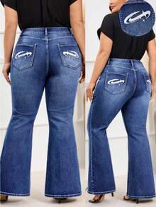 EMERY ROSE Jeans de pierna acampanada con bolsillo bordado para mujer de talla grande - Azul lavado oscuro - Ver 9
