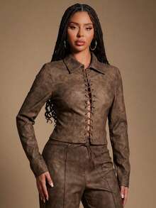 Radiana 女士性感复古街头风棕色做旧长袖PU皮上衣，镂空金属孔眼系带露腰短款上衣，弹力PU材质贴合身形，凸显身材，适合日常外出、聚会、派对、夜店、夜间活动、庆典、音乐节、假期、秋冬季等场合。 - 棕色 - 查看 6