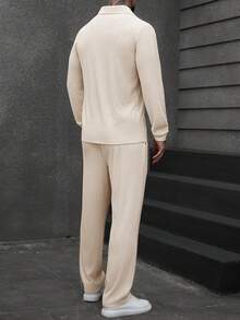 Manfinity CasualCool 男士休闲纯色长袖 Polo 衫和裤子两件套 - 米色 - 查看 2