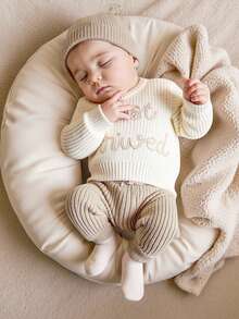 SHEIN 3Pcs Set Baby Hospital Arrival Announcement Outfit 1-3 Month Baby Knitted Tops And Pants With Hat Newborn Photo Shoot Props Neutral Baby Coming Home Outfit