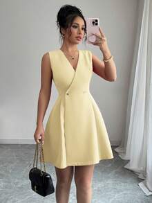 Elenzga 女士优雅休闲度假通勤纯色交叉V领双排扣金属纽扣褶裥A字无袖迷你连衣裙，春夏款 - 淡黃色 - 查看 1