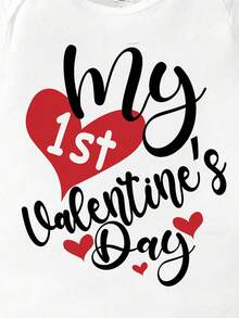 SHEIN Playful Pals 情人节男宝宝休闲时尚创意个性化清新可爱简约爱心图案字母标语印花舒适短袖连体衣，适合情人节氛围 - 白色 - 查看 7