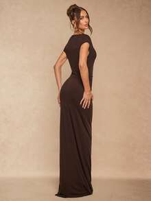 Silquee 春夏纯色不对称领口金属装饰设计优雅高端女士长裙，性感修身中长连衣裙，秋季时尚约会装扮 - 咖啡 - 查看 2