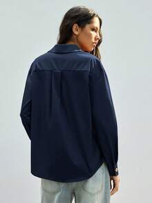 Maija 女士翻领长袖金属装饰纽扣宽松衬衫，都市通勤商务休闲优雅衬衫，适合情人节、夏季、婚礼宾客、度假、教师、办公室穿着，圣帕特里克节女士复活节 - 藏蓝色 - 查看 3