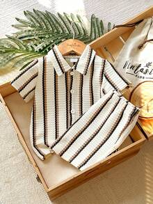 Vintaside Kids Bộ đồ hai mảnh cho bé trai gồm áo sơ mi ngắn tay ve sọc đen màu mơ và quần short dành cho mùa xuân và mùa hè, thích hợp cho các buổi đi chơi hàng ngày đến trường, thể hiện trên phố, thư giãn tại nhà, tham dự tiệc tùng và các sự kiện mùa hè. - Nhiều màu - Xem 3