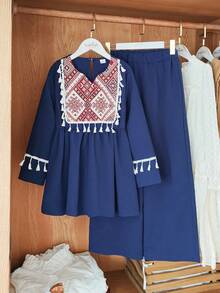 Vintaside Kids 这款适合少女的春秋季两件套服装，包括一件V领长袖半身裙和一条直筒裤，颜色为宝蓝色。它融合了中东的异域风情和波西米亚风格。梭织面料厚度适中，版型宽松舒适。 - 藏蓝色 - 查看 3