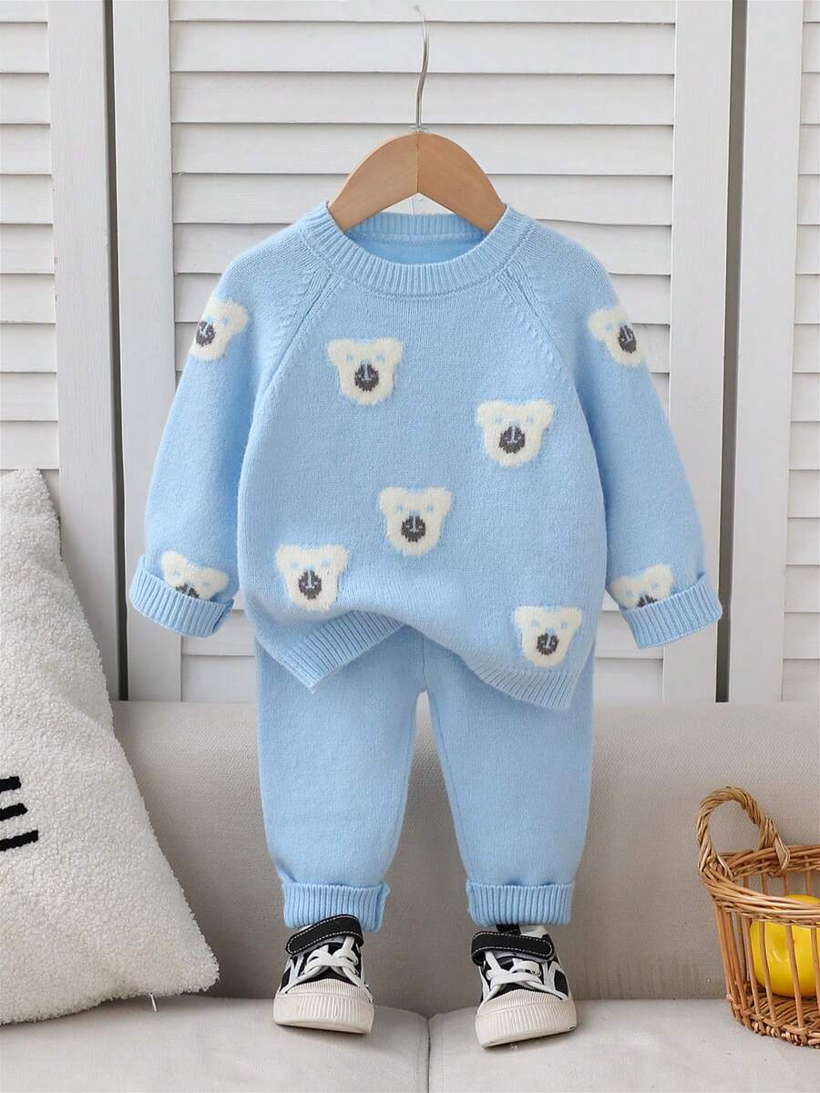 SHEIN Playful Pals Conjunto de suéter y pantalones de punto con jacquard de oso para niños pequeños, color camello, suave y cómodo, adecuado para uso casual, al aire libre, viajes, días festivos, hogar, guardería - Celeste - Ver 1