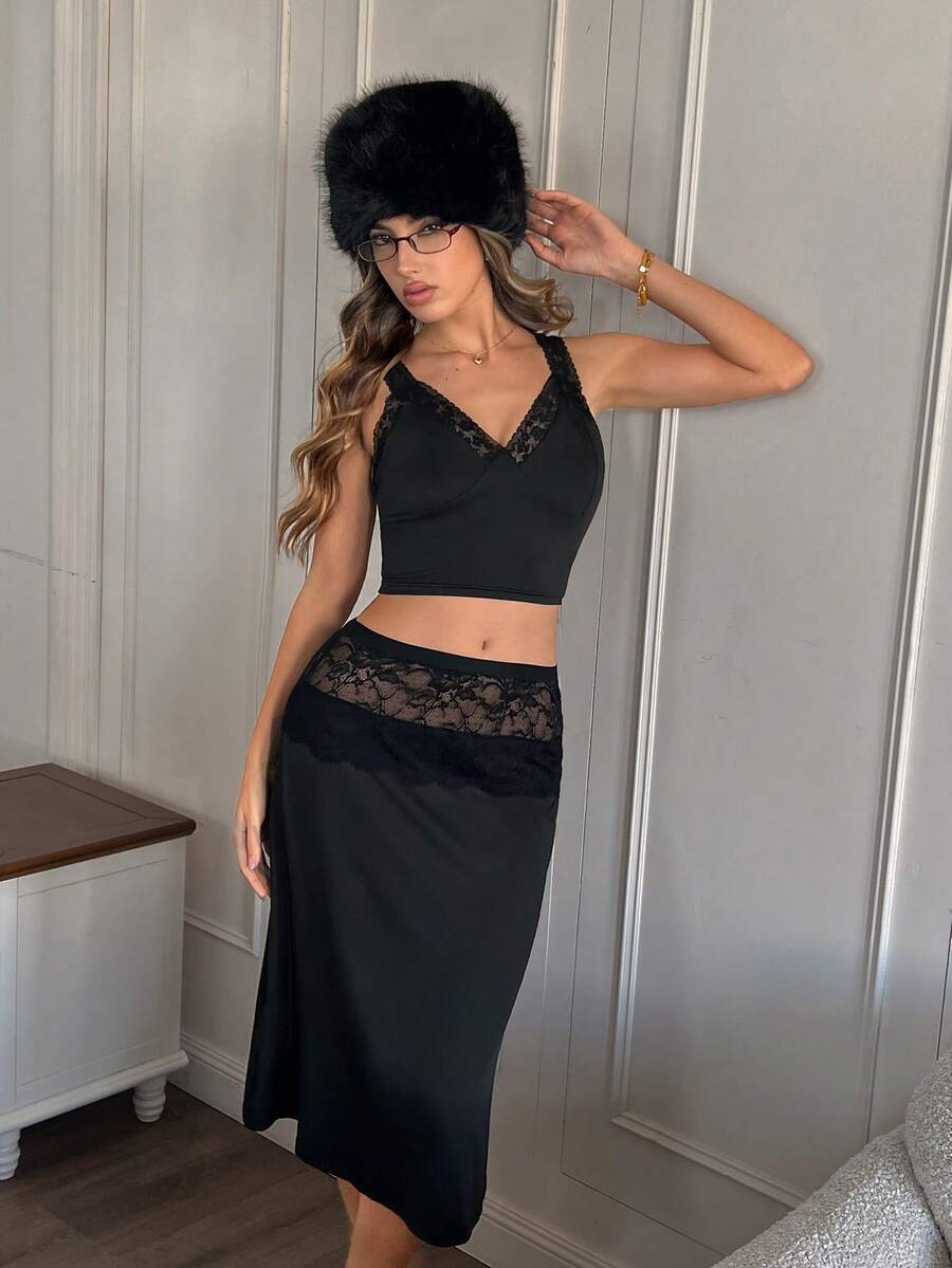 SHEIN Conjunto de ropa de dormir para mujer con camiseta de tirantes de encaje con escote en V y minifalda de encaje calada - Negro - Ver 1