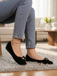 Elegantes flats de moda para mujer, diseñados para brindar elegancia, comodidad y un toque femenino a tus outfits diarios. Su diseño clásico está realzado por un delicado moño en la parte frontal, adornado con un detalle brillante que añade distinción y estilo. Fabricados en material suave, estos flats ofrecen un ajuste cómodo y ligero, ideales para llevar durante todo el día, ya sea en la oficina, una ocasión especial o para complementar un look casual con jeans o vestido. - Negro - Ver 1