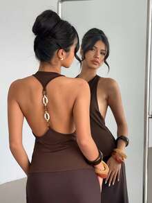 Aloruh Camiseta ajustada marrón con cadena de cuentas de resina y espalda descubierta para mujer - Marrón - Ver 7