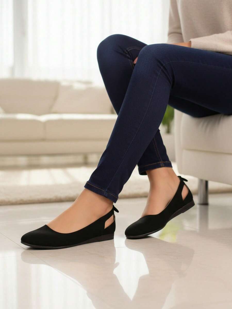 Elegantes flats de moda para mujer, diseñados para brindar comodidad y un toque femenino. Su detalle de moño en la parte trasera añade originalidad y sofisticación, mientras que el corte lateral proporciona frescura y modernidad a tu outfit. El material suave y ligero ofrece confort durante todo el día, convirtiéndolos en la opción perfecta para cualquier ocasión, ya sea en el trabajo, una salida casual. Combínalos fácilmente con jeans, vestidos o faldas para lograr looks versátiles y chic. - Negro - Ver 1