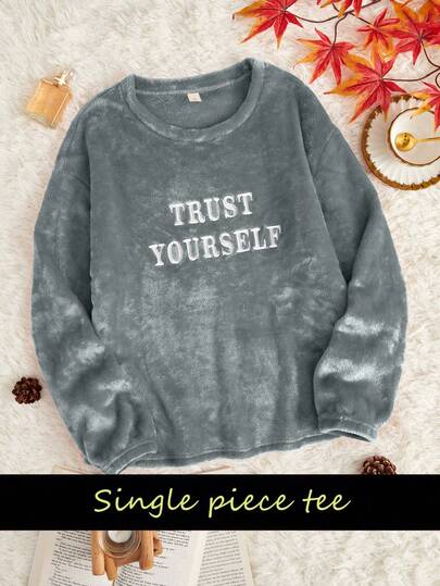 字母刺绣落肩休闲上衣，舒适优雅的细节设计，适合秋冬季节，蓬松柔软。