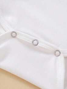 SHEIN Playful Pals 情人节男宝宝休闲时尚创意个性化清新可爱简约爱心图案字母标语印花舒适短袖连体衣，适合情人节氛围 - 白色 - 查看 6