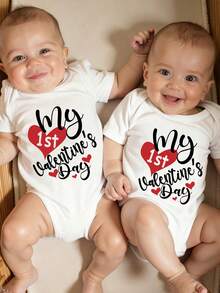 SHEIN Playful Pals 情人节男宝宝休闲时尚创意个性化清新可爱简约爱心图案字母标语印花舒适短袖连体衣，适合情人节氛围 - 白色 - 查看 1