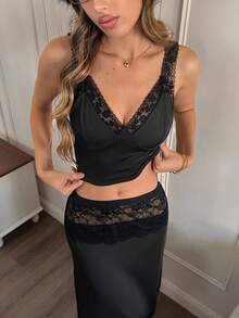 SHEIN Conjunto de ropa de dormir para mujer con camiseta de tirantes de encaje con escote en V y minifalda de encaje calada - Negro - Ver 5
