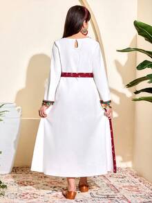 Vestido tradicional árabe para meninas, longo, em cor lisa com estampa floral, detalhe de franjas, gola quadrada, mangas compridas, acompanha cinto, ideal para férias. - Borgonha - Ver 2