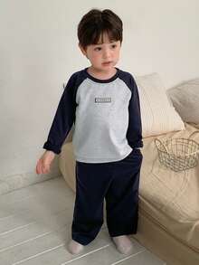 DAZY 两件套幼儿男童圆领撞色插肩袖T恤和裤子家居服套装 - 彩色 - 查看 3