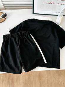SHEIN Explorewe 2件套男童活力运动黑白拼接短袖polo衫和拼接彩色运动短裤，主体为黑色，领口、门襟和侧边拼接白色面料，胸前饰有白色字母A图案，翻领设计配两颗白色纽扣，简约运动风格，适合所有季节，适合日常玩耍、郊游、慢跑等。 - 黑色 - 查看 2