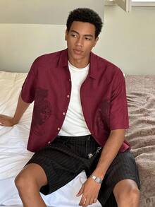 SWAVVY 男士落肩短袖前扣罗马肖像印花衬衫 男士保龄球衬衫 美杜莎衬衫 男士衬衫 酒红色男士衬衫 男士教堂衬衫 男士宽松衬衫 酒红色男士衬衫 - 酒紅色 - 查看 4