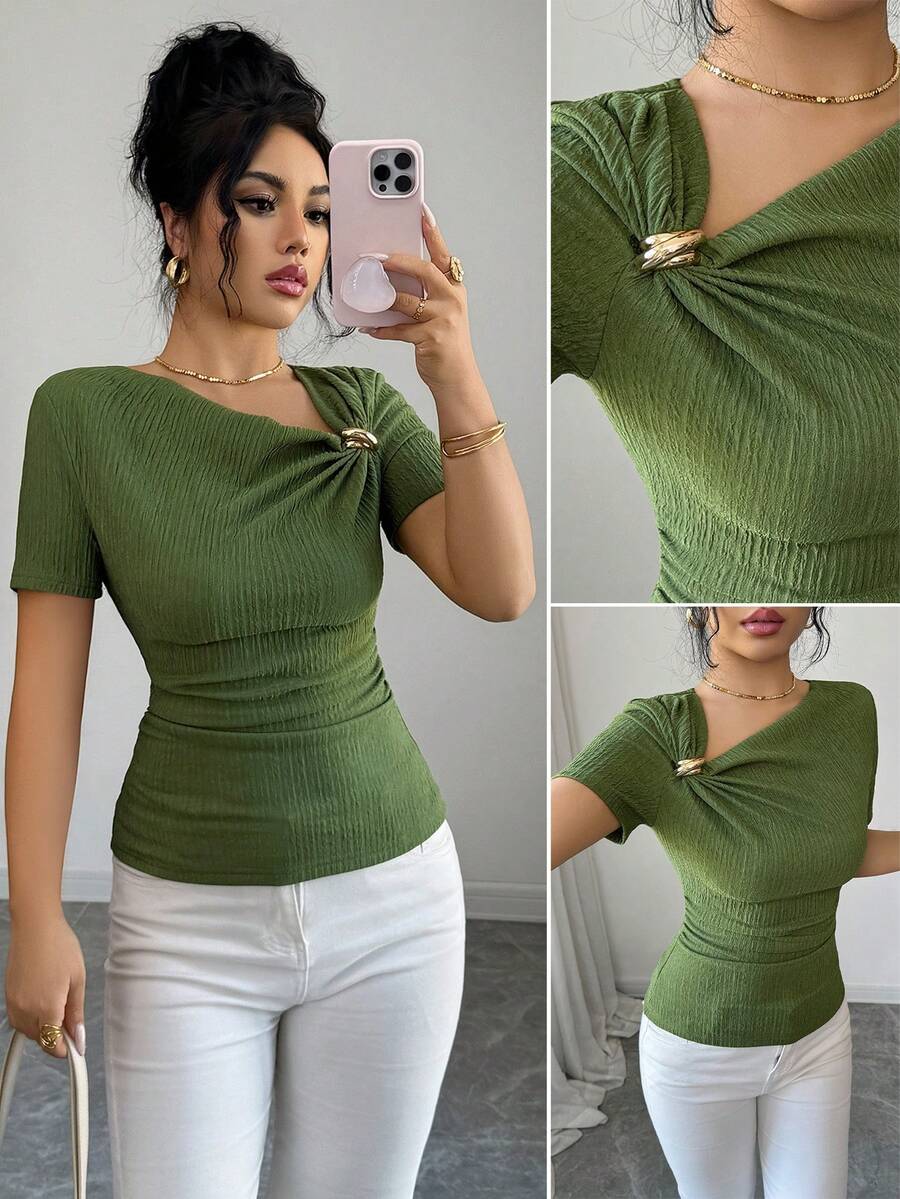 Elenzga 新款女士优雅不对称领口3D玫瑰金纽扣装饰弹力纹理短袖T恤，春夏款 - 軍綠色 - 查看 1