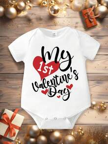 SHEIN Playful Pals 情人节男宝宝休闲时尚创意个性化清新可爱简约爱心图案字母标语印花舒适短袖连体衣，适合情人节氛围 - 白色 - 查看 5