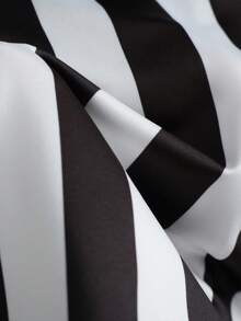 Ellegaria. قميص تي شيرت نسائي بياقة على شكل حرف V وأكمام قصيرة مع عقدة أمامية وزخرفة إبزيم معدني، طباعة رقمية بخطوط مائلة باللونين الأسود والأبيض، تصميم خصر على شكل حرف T، أنيق وعصري للارتداء اليومي - متعدد الألوان - مشاهدة 7