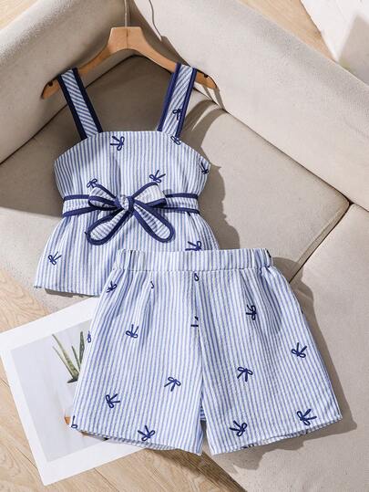 SHEIN Conjunto de camisetas para niñas preadolescentes, top de tirantes diseñado en negro con ribete blanco, diseño de cinturón en la cintura, combinado con shorts, estilo sencillo de transporte para el verano