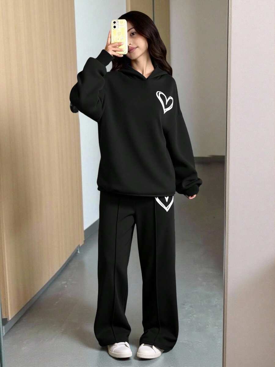SHEIN 少女秋冬季保暖内衬休闲街头风宽松超大款袋鼠口袋爱心印花套头卫衣搭配褶皱宽松印花运动裤运动套装,返校穿搭 - 黑色 - 查看 1