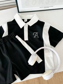 SHEIN Explorewe 2件套男童活力运动黑白拼接短袖polo衫和拼接彩色运动短裤，主体为黑色，领口、门襟和侧边拼接白色面料，胸前饰有白色字母A图案，翻领设计配两颗白色纽扣，简约运动风格，适合所有季节，适合日常玩耍、郊游、慢跑等。 - 黑色 - 查看 3