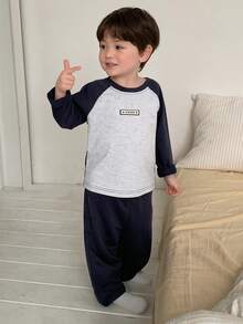 DAZY 两件套幼儿男童圆领撞色插肩袖T恤和裤子家居服套装 - 彩色 - 查看 6