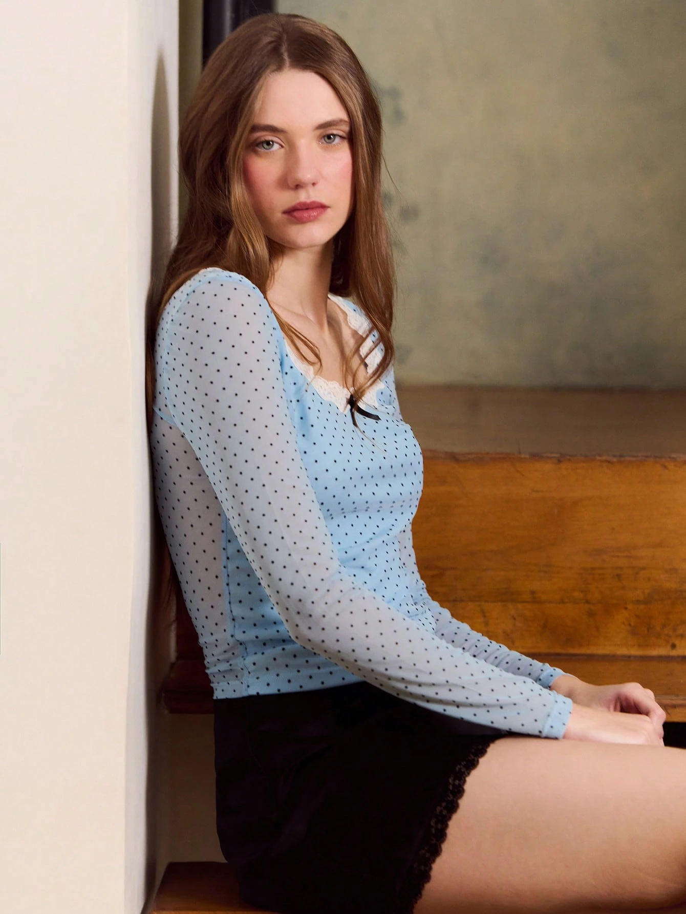 Top à manches longues avec pois bleu clair en maille, col avec dentelle blanche et nœud noir. Style vintage mignon