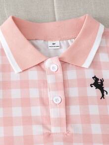 SHEIN 女童格子领无袖露脐上衣+百褶裙套装，粉色格子图案，可爱清新，上衣饰有小马图案，裙子侧边饰有白色滚边。适合暑期学校、文化活动、亲子下午茶等场合，打造甜美学院风，轻松塑造可爱时尚的小公主造型。