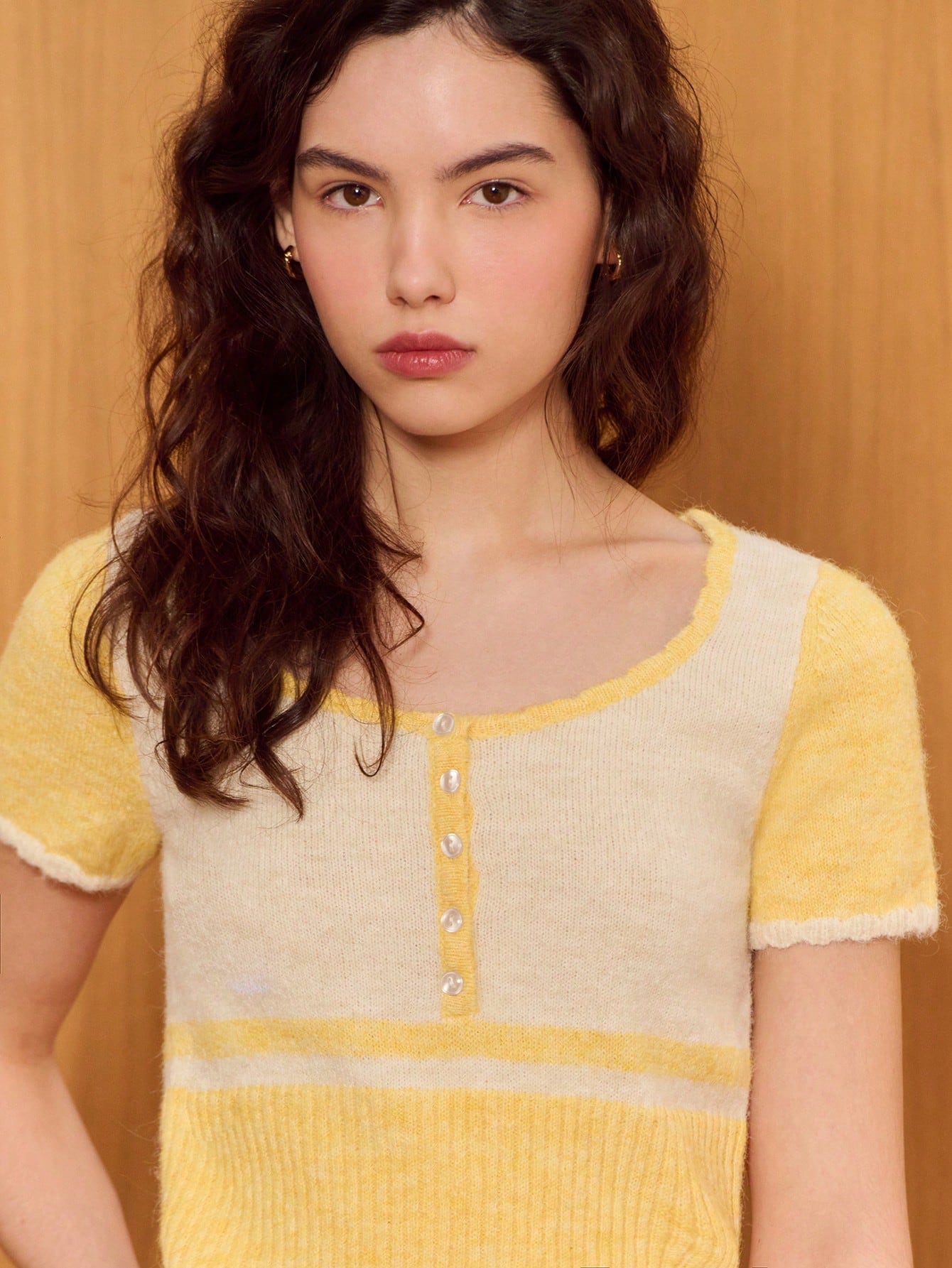 Blusa de punto suave de manga corta color amarillo mantequilla con detalles en contraste crema y cierre de botones