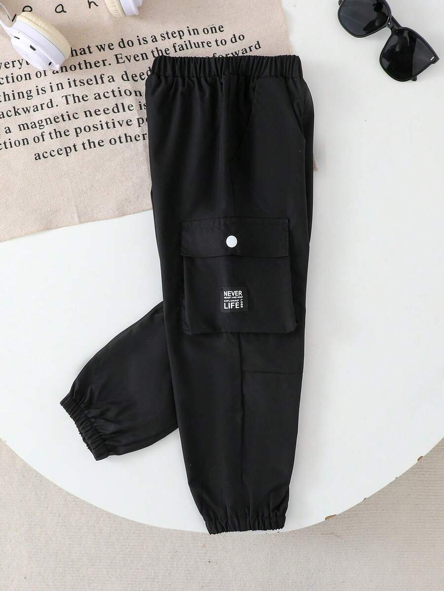 Genkimix Kids 1 Stück Jungen Schwarze Cargohose, Neue lose Hose mit verjüngtem Bein. Mehrere Taschen mit Patches, Stylisch und geeignet für Schule im Frühling/Herbst, Outdoor-Aktivitäten, Streetwear, bequem und leicht beweglich, modischer Cargostil Jungenhose - Schwarz - Übersicht 1