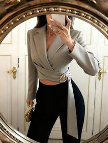 Glamine 春季新款优雅浅灰色女士西装外套，交叉系带腰部短款金属纽扣设计，时尚通勤及派对短款西装外套