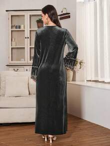 Al Najma Vestido de terciopelo de corte holgado y elegante con aplicaciones de bordado dorado, con un toque lujoso, adecuado para ocasiones formales en otoño/invierno - Gris - Ver 2