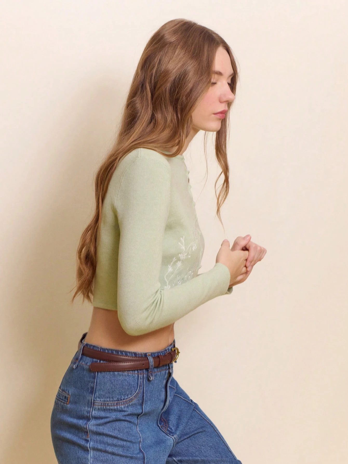 ロマンチックなミントグリーンのクロップド ニットカーディガン、フラワー刺繍とループボタン付き